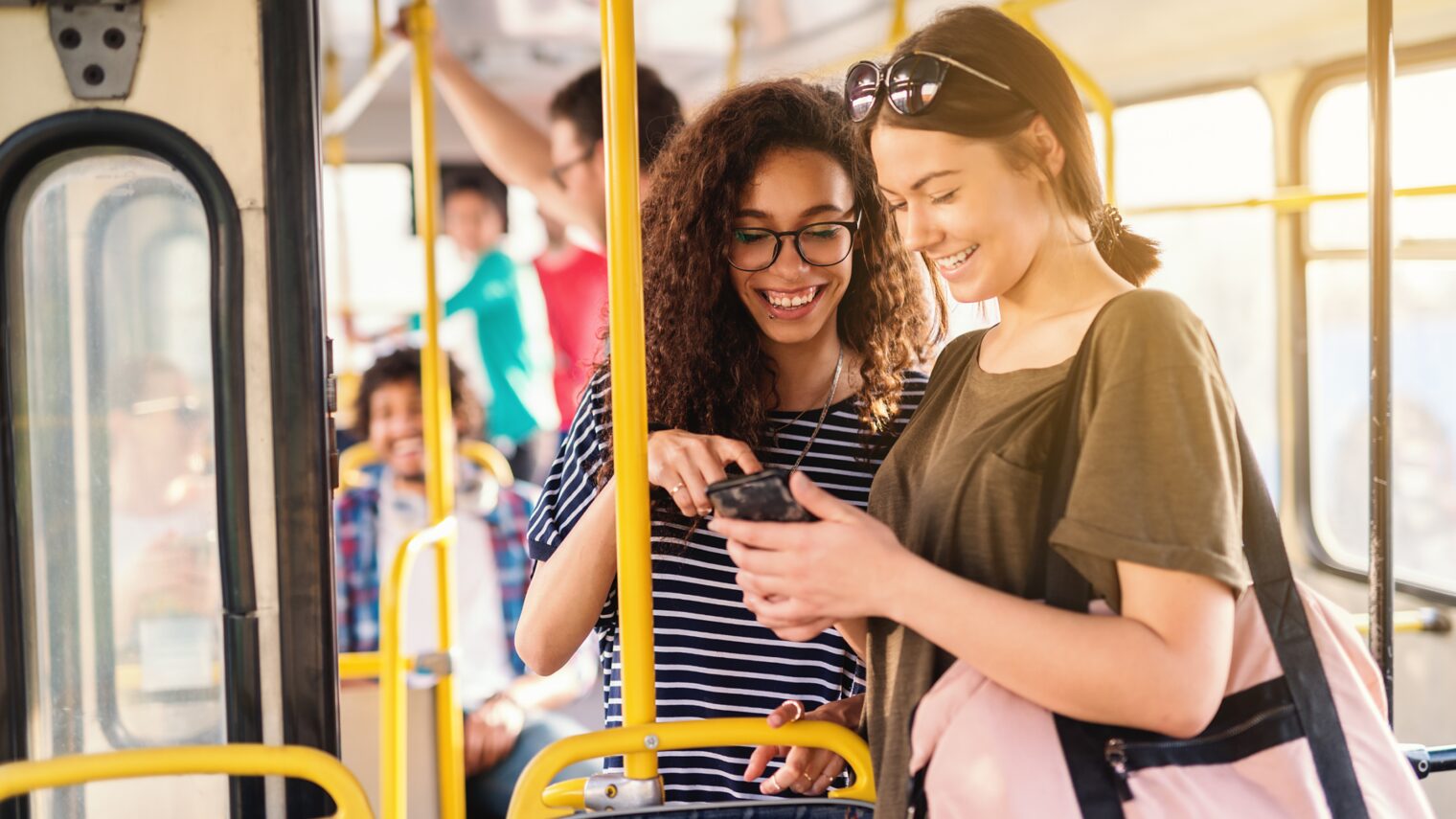 Symbolbild: Fahrgäste im Bus