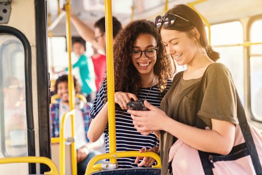 Symbolbild: Fahrgäste im Bus