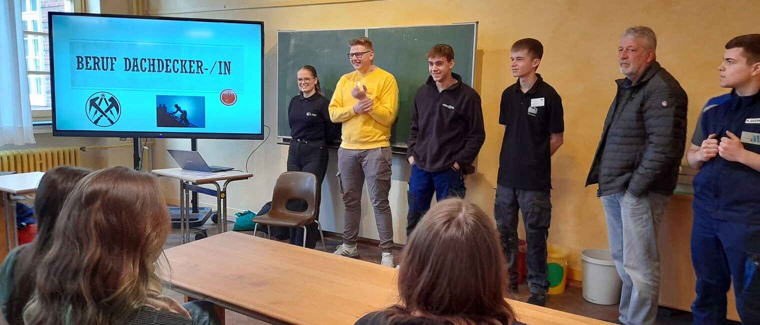 Azubibotschafter stellen ihre Ausbildung in der Schule vor.