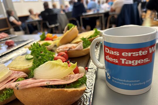 Belegte Brötchen mit Kaffeetasse