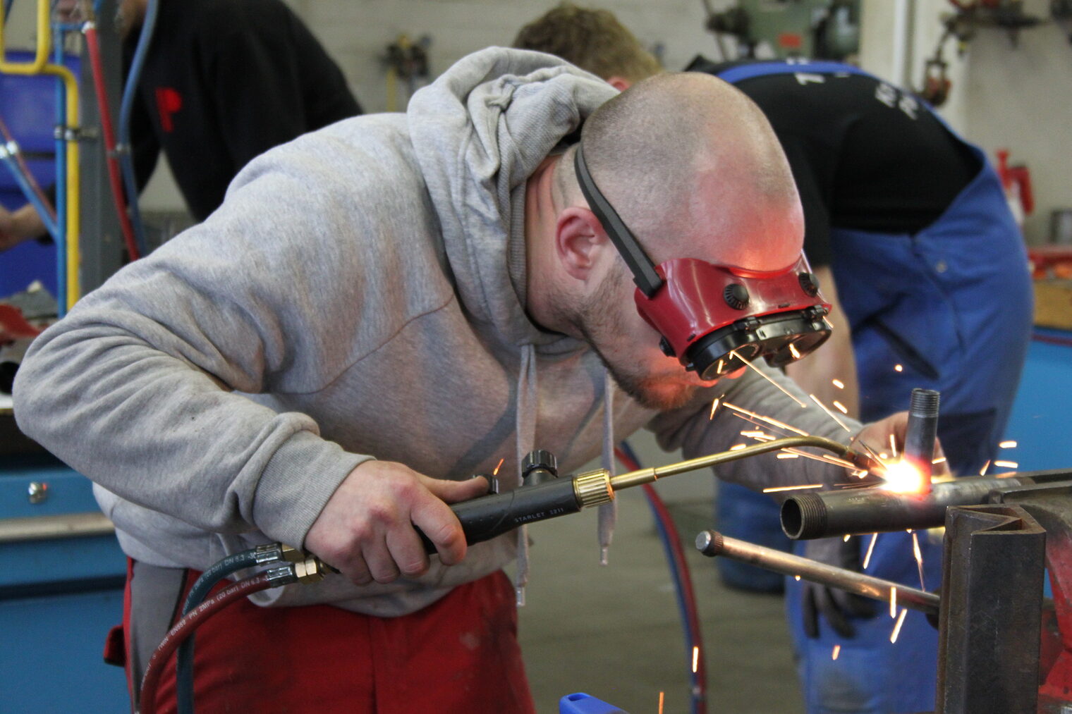 Lehrlinge im BBZ, Werkstatt, Auszubildende, Schweißen, Handwerk, Detail, Ausbildung, Meister, TZH, Technologiezentrum, ÜLU