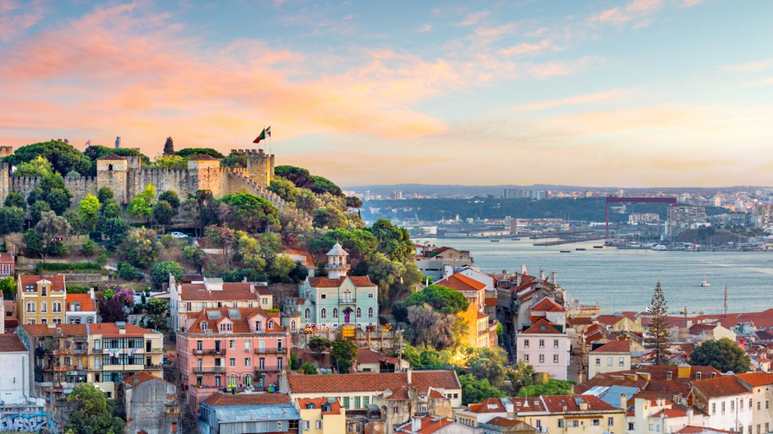 Skyline von Portugal beim Sonnenuntergang am Castelo de São Jorge