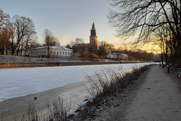 Fluss mit Kirchturm im Hintergrund