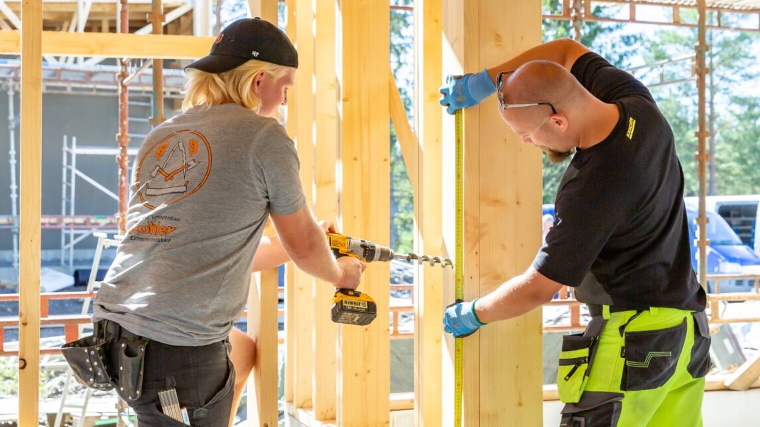 Azubi macht Praktikum bei finnischen Handwerksbetrieb und arbeitet auf einer Baustelle an einer Holzkonstruktion