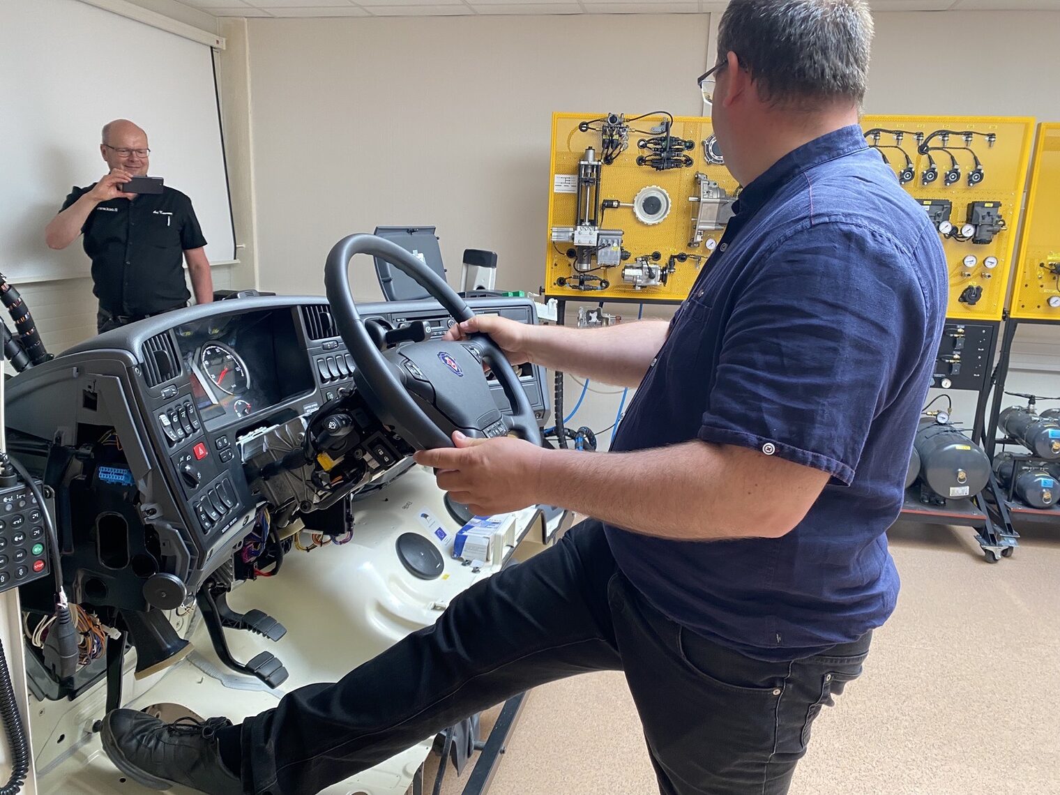 Projektmitarbeiter und Ausbildungsmeister Thomas Kramp an der Lernstation LKW Fehlerdiagnose
