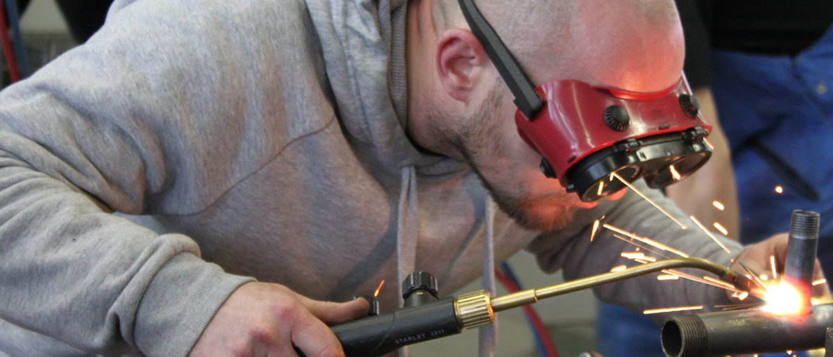 Lehrlinge im BBZ, Werkstatt, Auszubildende, Schweißen, Handwerk, Detail, Ausbildung, Meister, ÜLU, Überbetriebliche Lehrlingsunterweisung, TZH, Technologiezentrum, Werkstatt, Funken