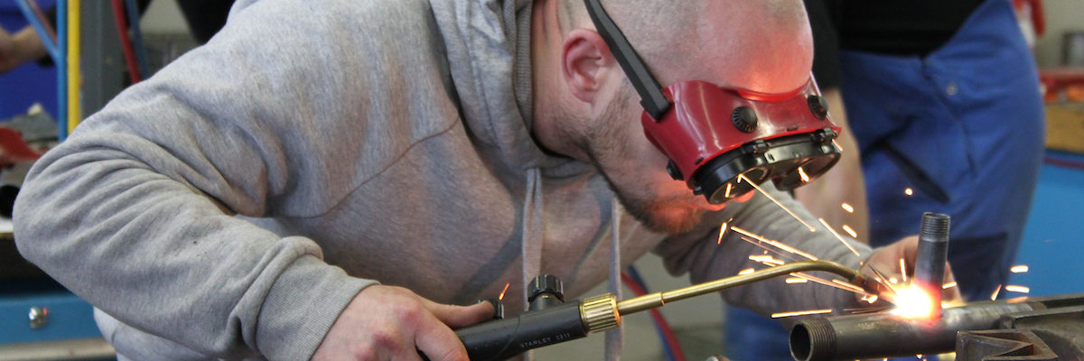 Lehrlinge im BBZ, Werkstatt, Auszubildende, Schweißen, Handwerk, Detail, Ausbildung, Meister, ÜLU, Überbetriebliche Lehrlingsunterweisung, TZH, Technologiezentrum, Werkstatt, Funken