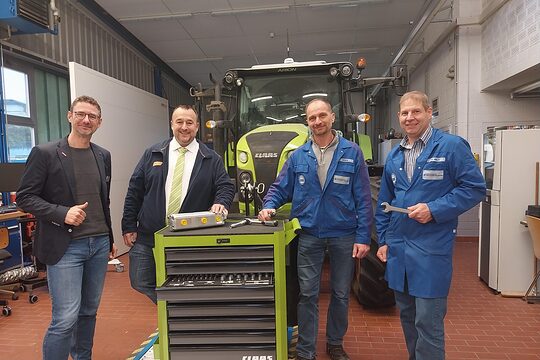 Ron Gensigk, Rainer Knabe, Vadim Heidelin und Christian Holst (v.l.) mit dem Werkzeugwagen.