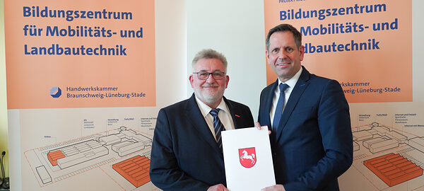 Detlef Bade, Präsident der Handwerkskammer Braunschweig-Lüneburg-Stade, und Minister Olaf Lies.