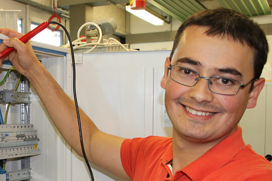 Mir Zafar Iqbal Nabizada, Elektrotechniker aus Afghanistan, bei der Arbeit im Technologiezentrum der Handwerkskammer