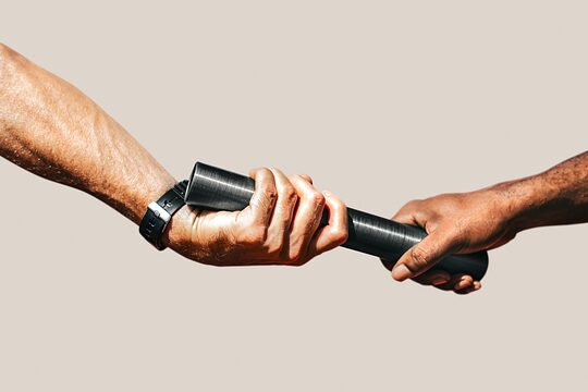 Staffenstab, der von einer Person an eine andere übergeben wird