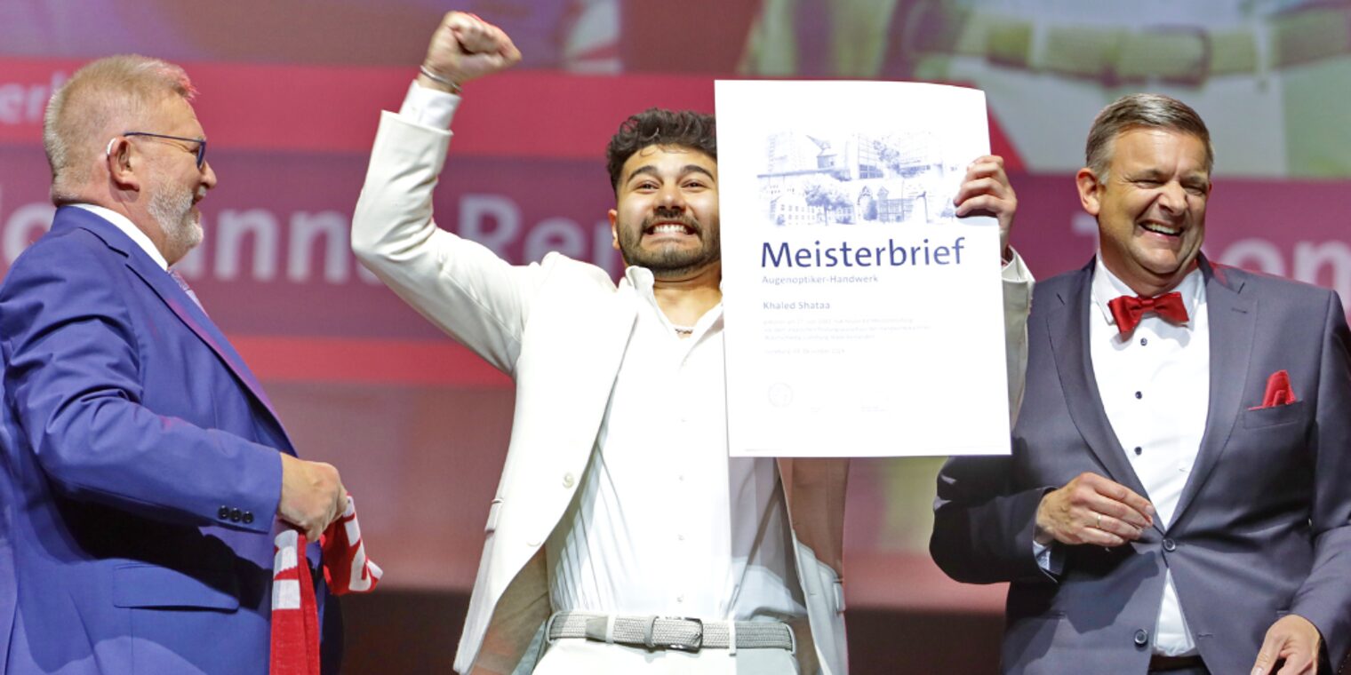 Ein Meister freut sich über seinen Schmuckmeisterbrief