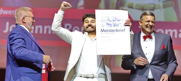 Ein Meister freut sich über seinen Schmuckmeisterbrief