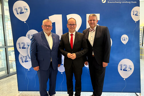 Wirtschaftsminister Grant Hendrik Tonne (Mitte) mit Kammerpräsident Detlef Bade (links) und Matthias Steffen, Hauptgeschäftsführer der Handwerkskammer (© Handwerkskammer).