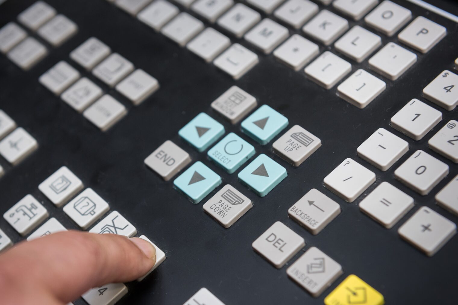 Bedienfeld einer CNC-Maschine mit Steuerungstasten – Symbolbild.