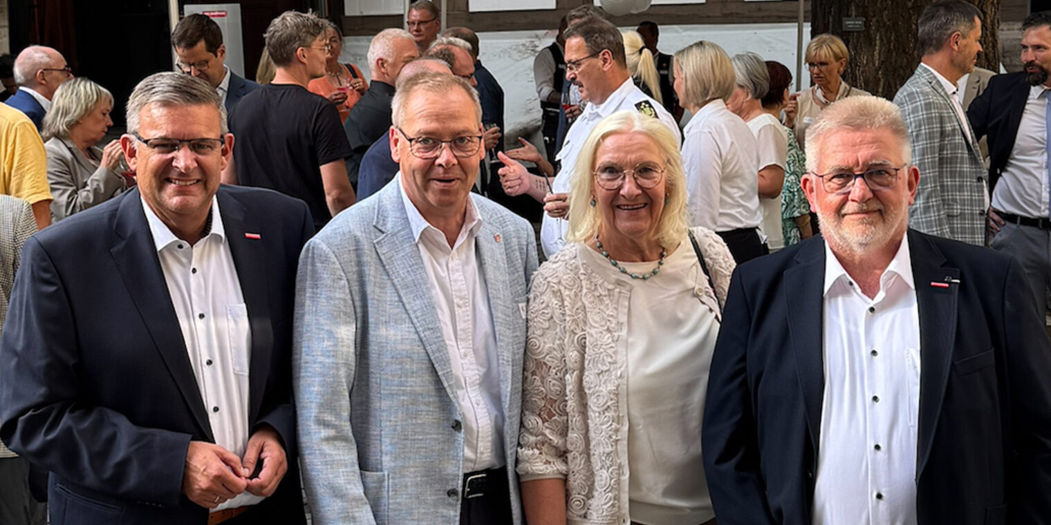 Vier Personen stehen in einer Reihe: (v. l.) Hauptgeschäftsführer Matthias Steffen, Vizepräsident Lutz Scholz, Vizepräsidentin Heidi Kluth und Kammerpräsident Detlef Bade