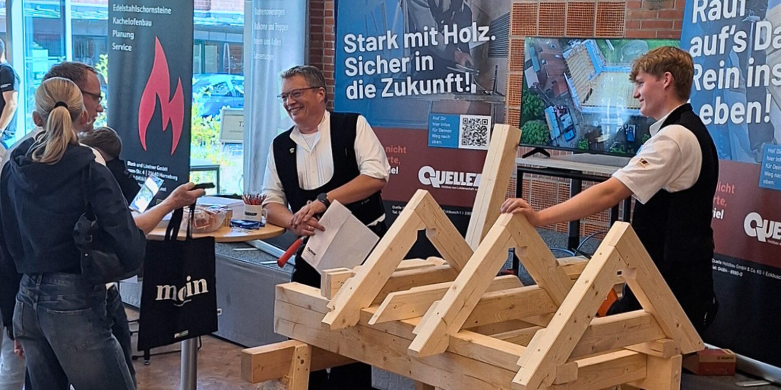 Jugendliche informieren sich bei der Ausbildungsmesse "Dein Talent — Deine Zukunft" über verschiedene Ausbildungsberufe.