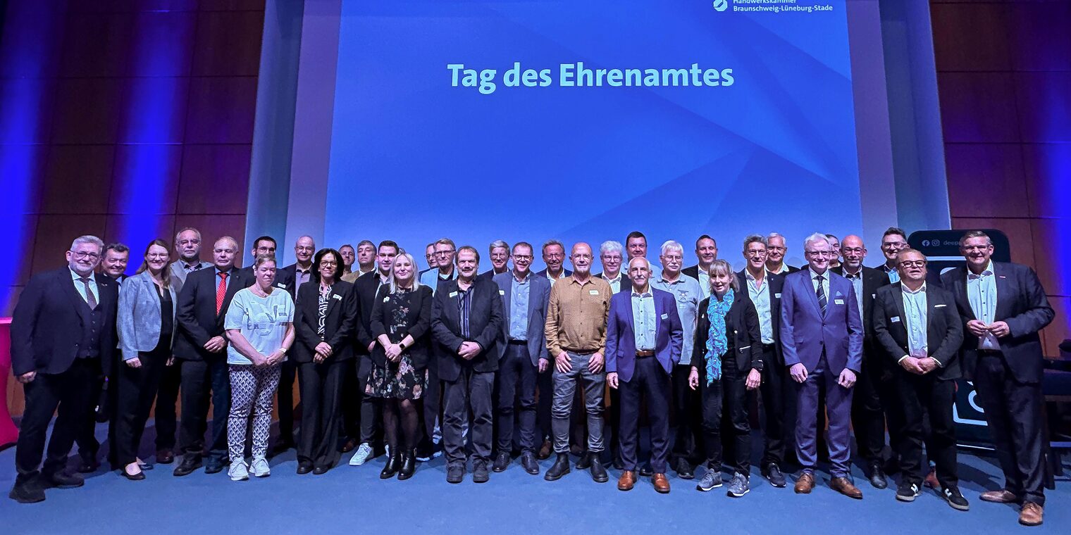 Gruppenfoto der Teilnehmenden beim Tag des Ehrenamtes der Handwerkskammer Braunschweig-Lüneburg-Stade