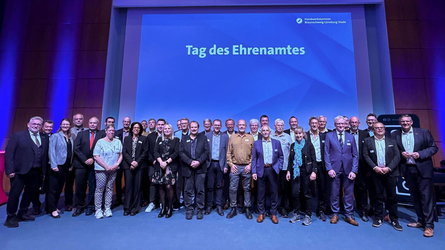Gruppenfoto der Teilnehmenden beim Tag des Ehrenamtes der Handwerkskammer Braunschweig-Lüneburg-Stade