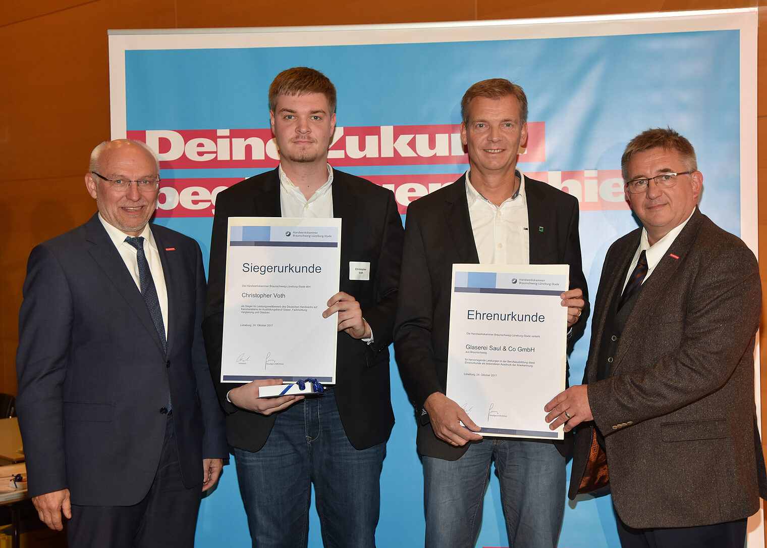 Glaser Christopher Voth aus Braunschweig mit Kammerhauptgeschäftsführer Eckhard Sudmeyer (l.) und Kammerpräsident Detlef Bade.