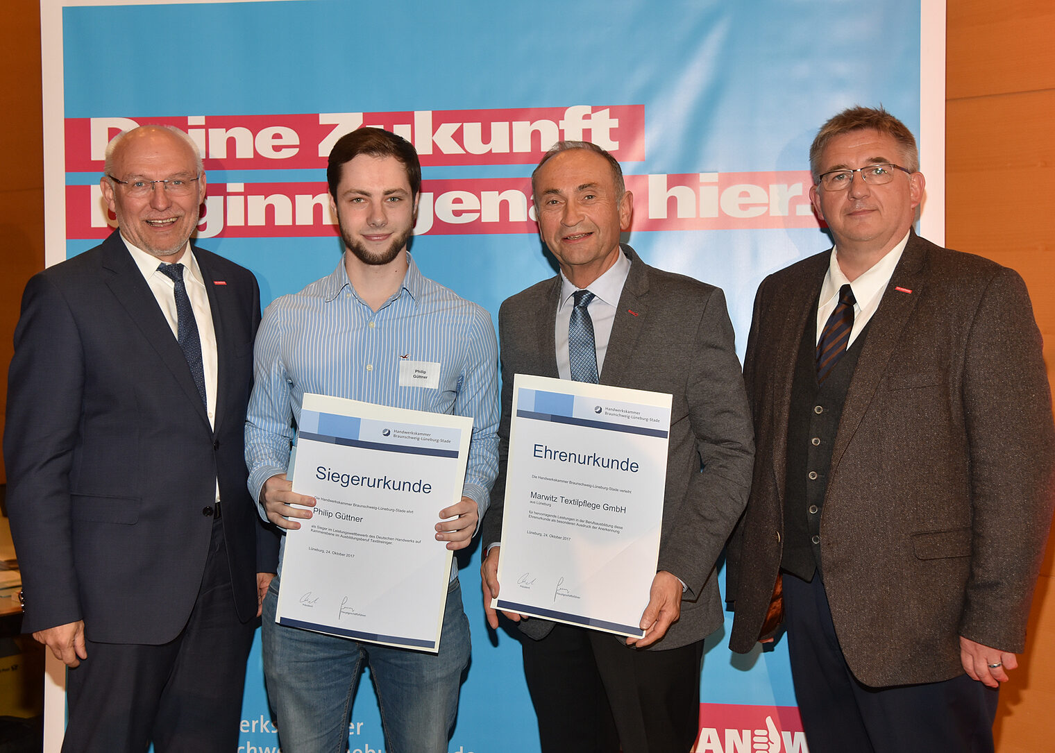 Textilreiniger Philip Güttner aus Lüneburg mit Kammerhauptgeschäftsführer Eckhard Sudmeyer und Kammerpräsident Detlef Bade.