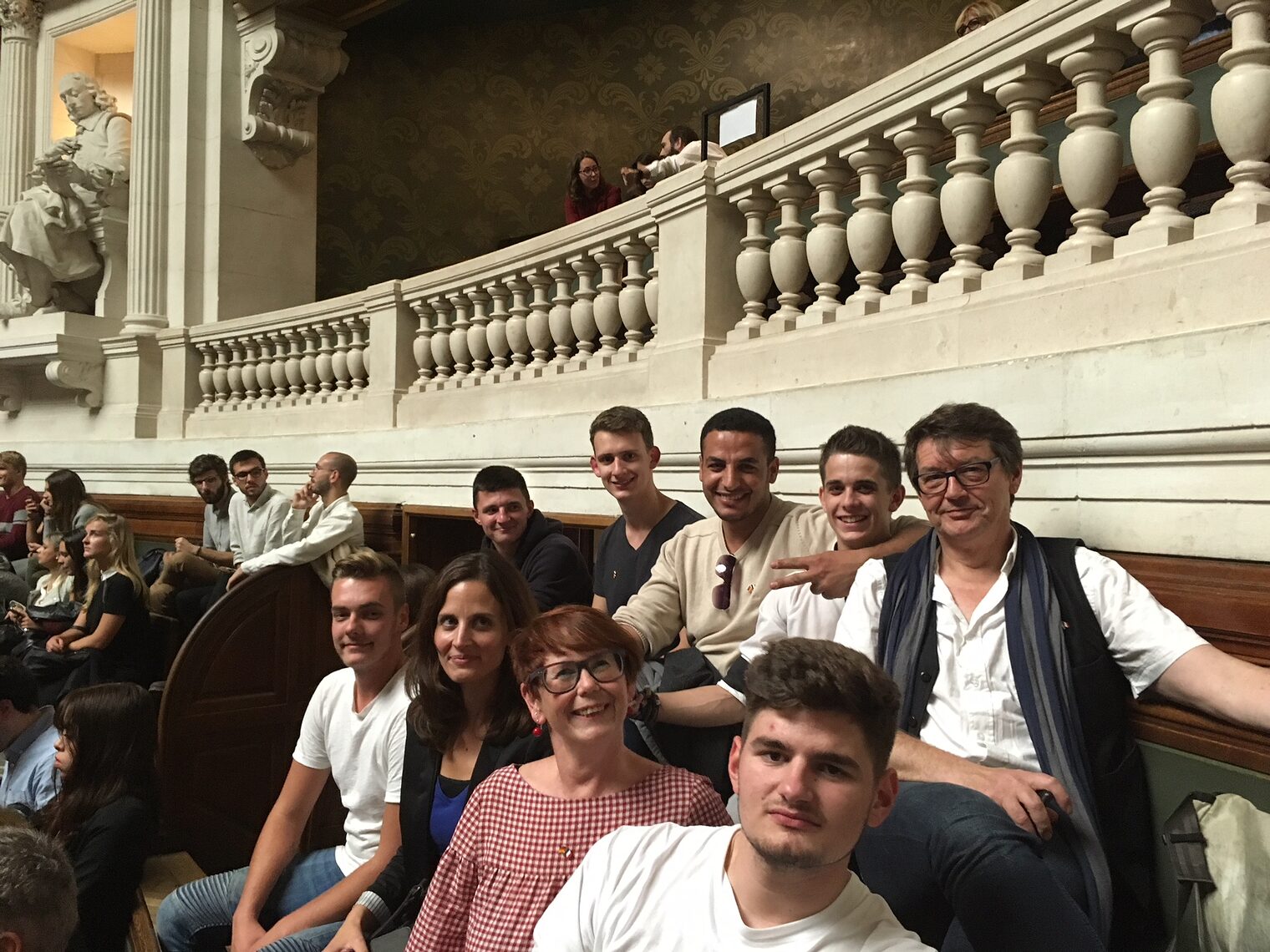 Die Lehrlinge in der Sorbonne-Universität in Paris (v.l.): 1. Reihe: Jason Fiesel (Dachdeckerei Dettmer, Wendeburg), Einat Favray-Klinger (BTP-CFA Haute Normandie), Martina Sommer (Mobilitätsberaterin der Handwerkskammer Braunschweig-Lüneburg-Stade), Oskar Kohl (Olbrich Elektroinstallationen, Langelsheim/Astfeld). 2. Reihe: Marian Plitzko (Dachdeckerei Bathel, Winsen/Luhe), Felix Herrmann (Schafsteller Meisterbetrieb, Verden), Abd Alkader Alazo Alabed (Spang & Queseleit, Lüneburg), Nicolas Schell (Stadt Braunschweig) und Jörg Stefan Diedrichs (Ausbildungsmeister der Handwerkskammer Braunschweig-Lüneburg-Stade).