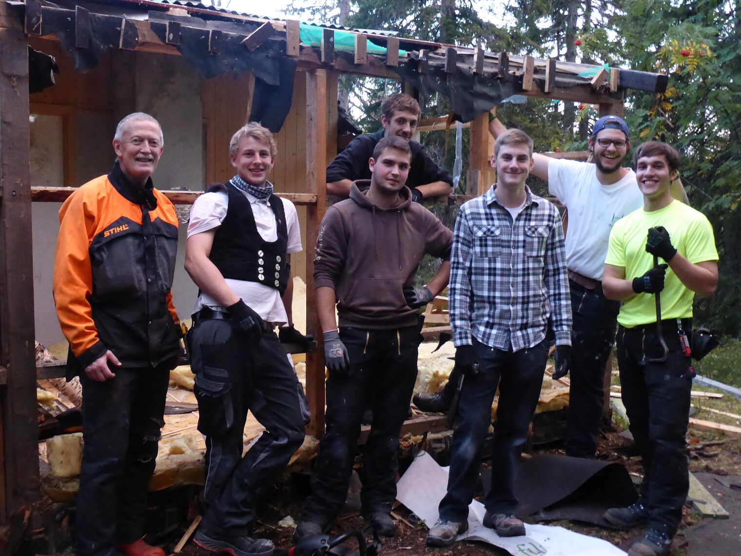 Abriss einer alten Holzhütte und gute Laune nach getaner Arbeit. Links im Bild: Per-Arve Hammer, Manager für Europa-Projekte an der Verdal videregaende skole.