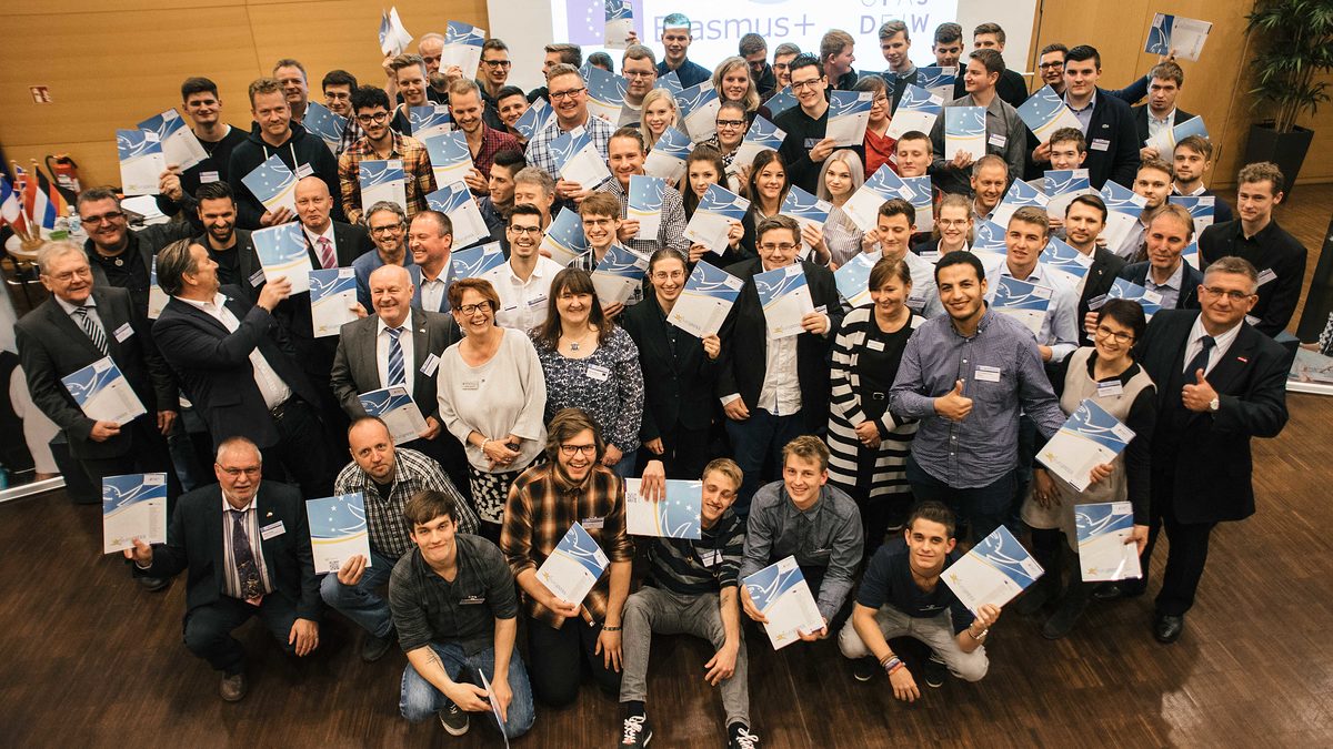 Kammerpräsident Detlef Bade (rechts) überreichte die Europässe. Europass-Verleihung 2017 Gruppenbild