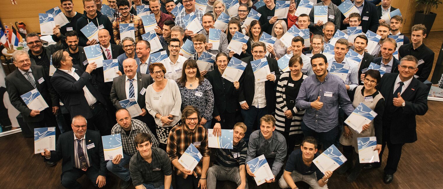 Kammerpräsident Detlef Bade (rechts) überreichte die Europässe. Europass-Verleihung 2017 Gruppenbild