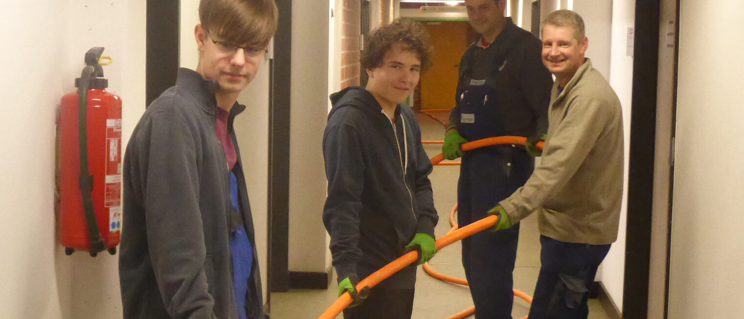 Verlegte ein Brandschutzkabel im Behördenzentrum Lüneburg: Havard T. Johansen aus Norwegen (l.) mit seinen deutschen Kollegen.