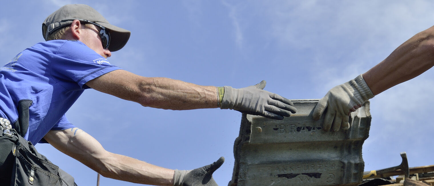 Putzbrunn, DEU, 12.06.2014 Dachdecker bei der Arbeit. Schlagwort(e): Dachdecker, Handwerk, Trade, Handwerkmarketing