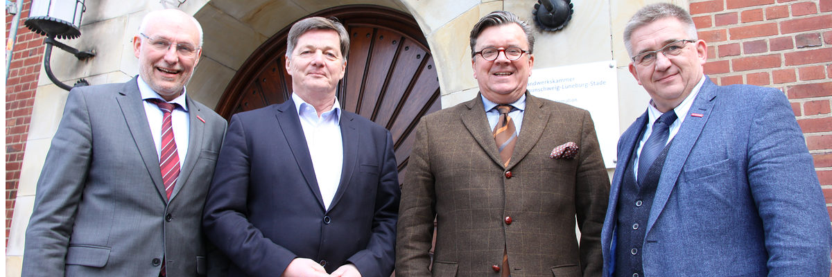 Der Bundestagsabgeordnete Eckhard Pols (2.v.l.) und der Landtagsabgeordnete Uwe Dorendorf (2.v.r.) mit Kammerpräsident Detlef Bade (rechts) und Hauptgeschäftsführer Eckhard Sudmeyer.