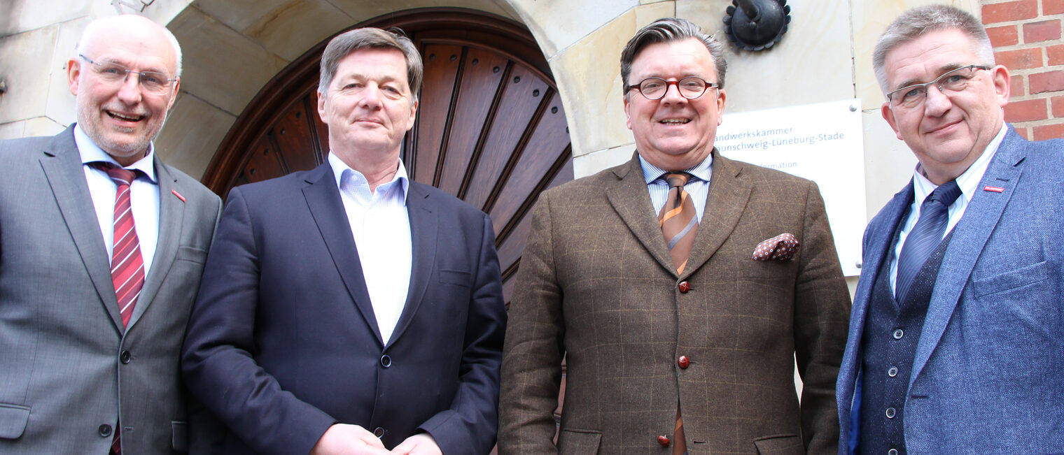 Der Bundestagsabgeordnete Eckhard Pols (2.v.l.) und der Landtagsabgeordnete Uwe Dorendorf (2.v.r.) mit Kammerpräsident Detlef Bade (rechts) und Hauptgeschäftsführer Eckhard Sudmeyer.