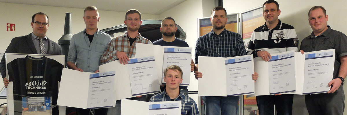 Die neuen Servicetechniker mit Thomas Kramp (l.) von der Handwerkskammer.
