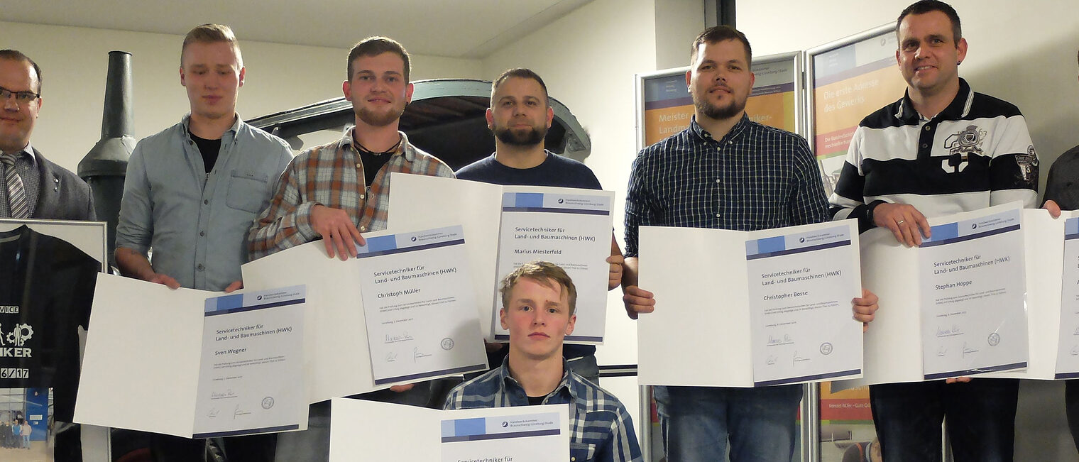 Die neuen Servicetechniker mit Thomas Kramp (l.) von der Handwerkskammer. Die neuen Servicetechniker mit Thomas Kramp (l.) von der Handwerkskammer.