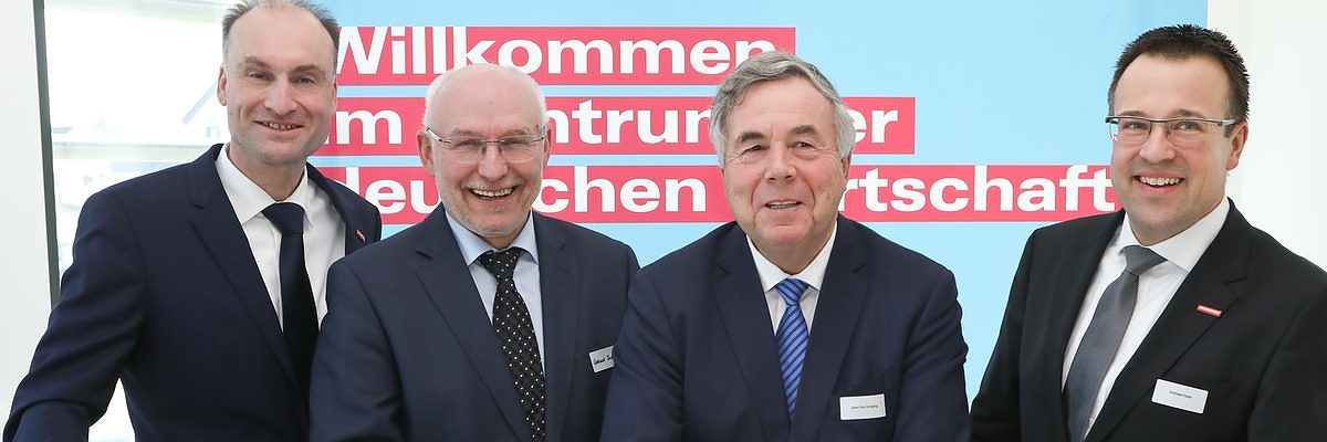 Startschuss zum gemeinsamen Fachkräftezentrum Freuen sich über den gelungenen Start des Verbundprojekts Fachkräftezentren Handwerk: Hartmut Drexel, Eckhard Sudmeyer, Jans-Paul Ernsting und Andreas Keller (v.l.n.r.)