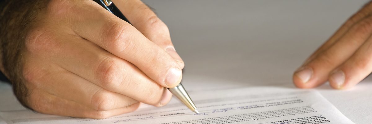 Teilen Sie uns Ihre Kommunikationsdaten online mit. Hand mit Stift füllt Formular aus.