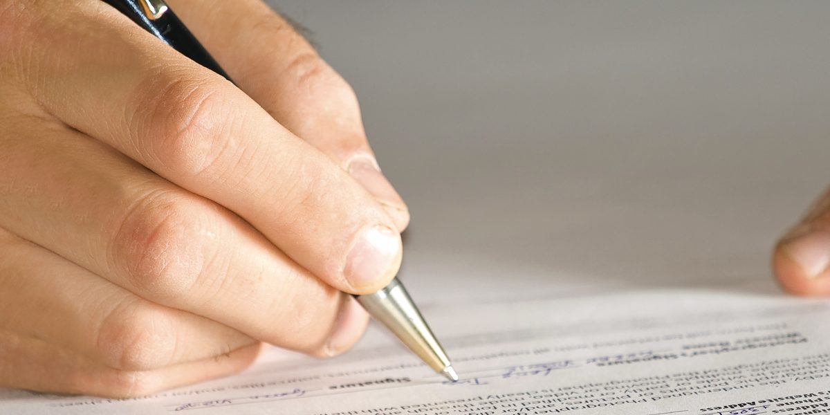 Teilen Sie uns Ihre Kommunikationsdaten online mit. Hand mit Stift füllt Formular aus.