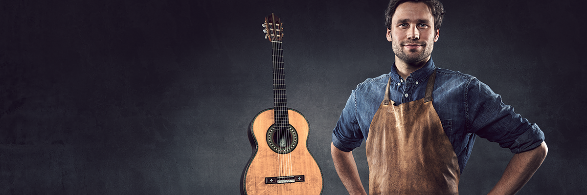 Und was hast du heute gemacht? Der Zupfinstrumentenmacher Roy präsentiert stolz seine handwerklich gefertigte Gitarre.