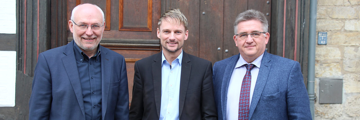 MdL Stefan Klein mit Eckhard Sudmeyer (l.) und Detlef Bade (r.) vor der Handwerkskammer. MdL Stefan Klein mit Eckhard Sudmeyer (l.) und Detlef Bade (r.) vor der Handwerkskammer.