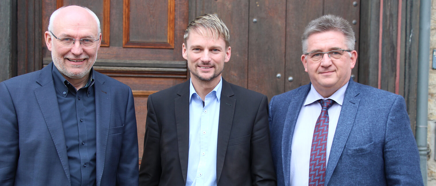 MdL Stefan Klein mit Eckhard Sudmeyer (l.) und Detlef Bade (r.) vor der Handwerkskammer.