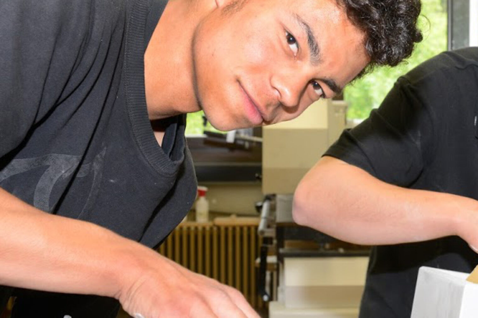 Migrant in Tischlerausbildung Zwei Auszubildende arbeiten in der Tischlerwerkstatt.