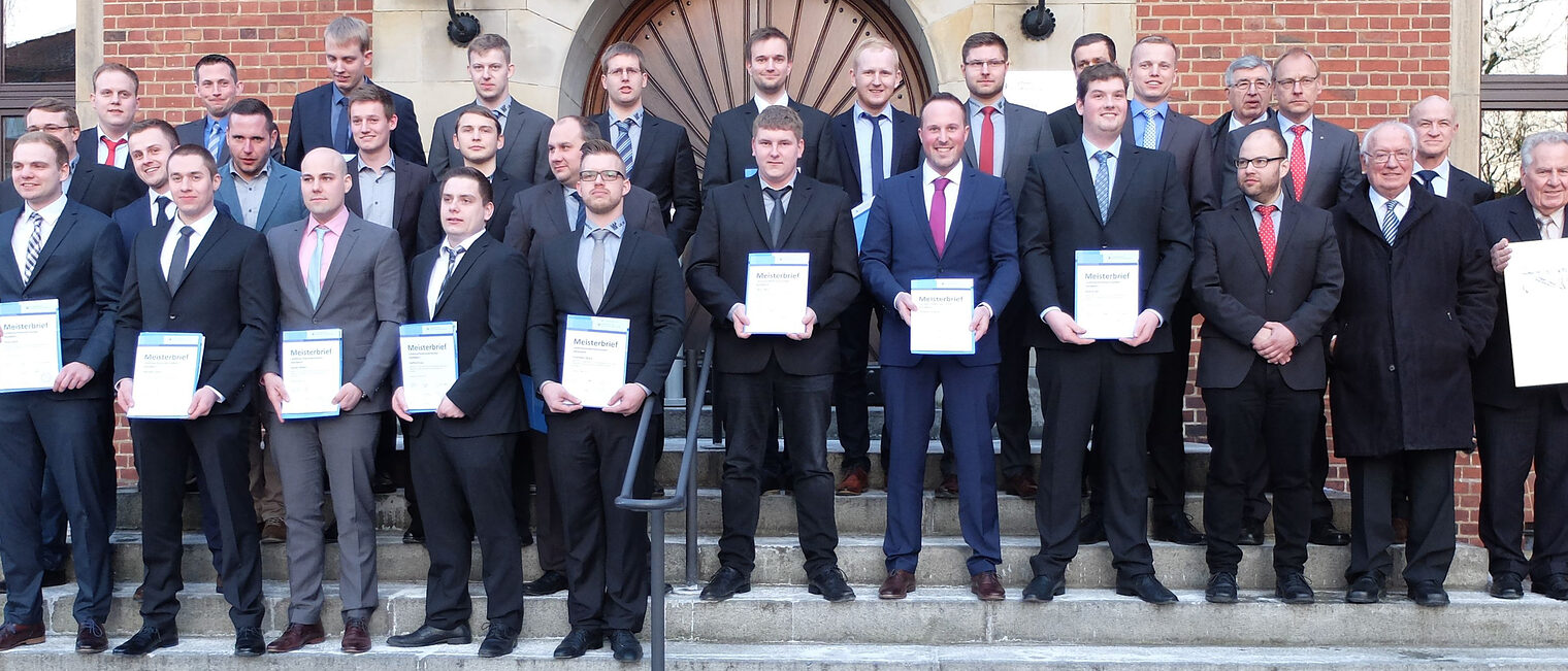 Der 154. Meistervorbereitungslehrgang mit Prüfern, Dozenten und Ehrengästen. LaMa, Komzet NLTec, Kompetennzetrum für Landmaschinen- und Nutzfahrzeugtechnik, Landmaschinenmechanikermeister