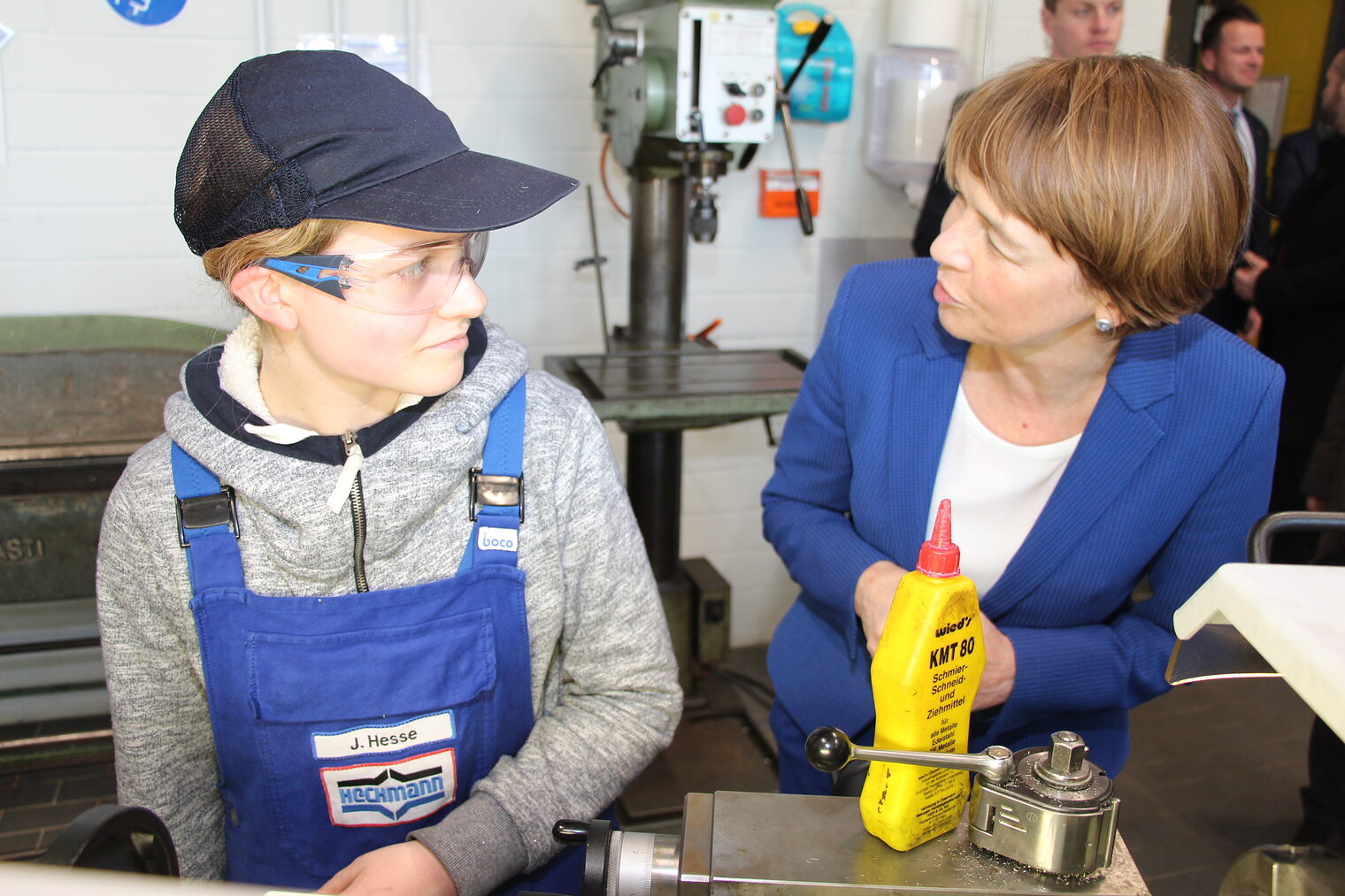 Elke Büdenbender mit einer Auszubildenden im Feinwerkmechanikerhandwerk.