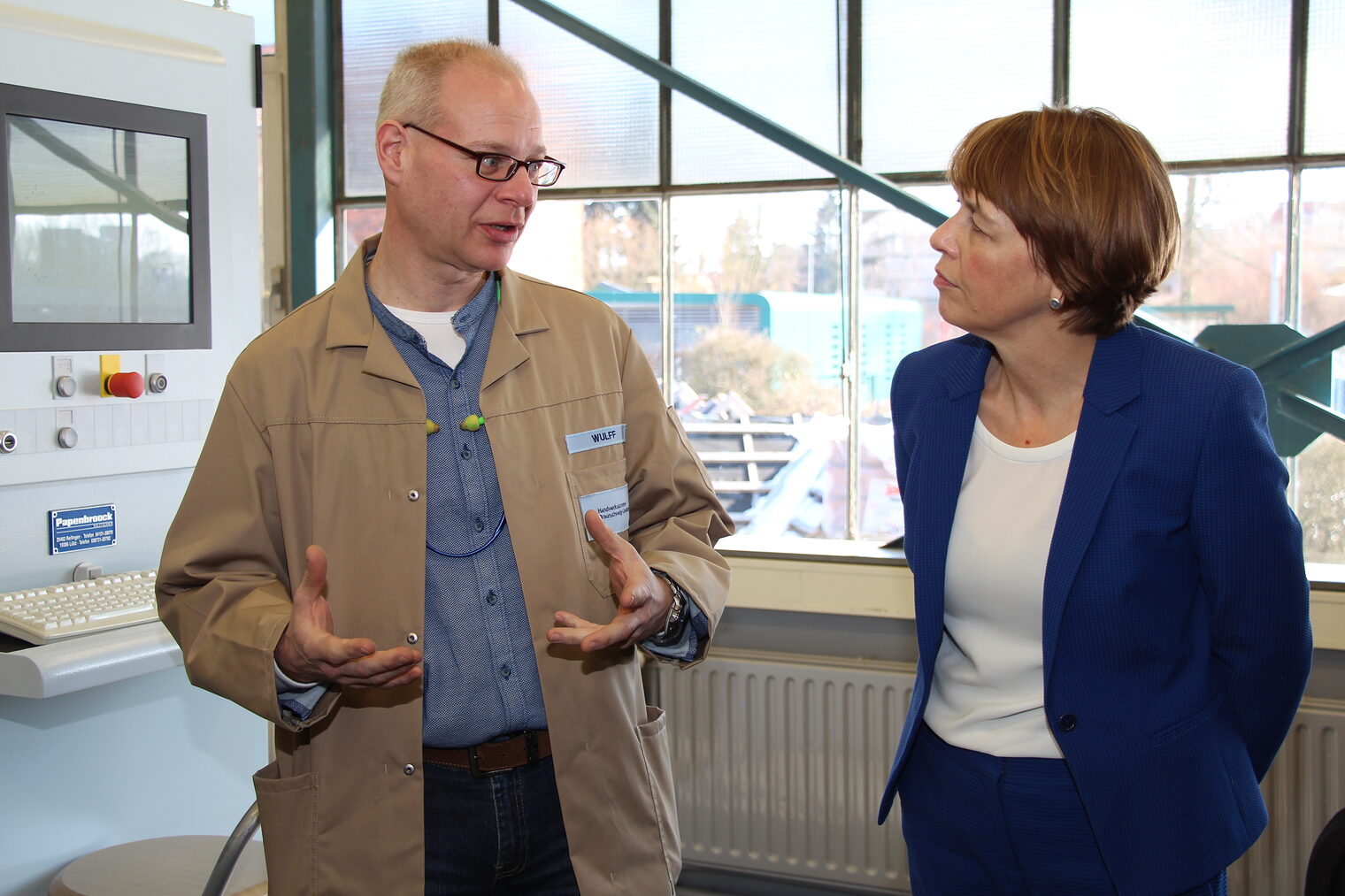 Elke Büdenbender im Gespräch mit Ausbildungsmeister Matthias Wulff.