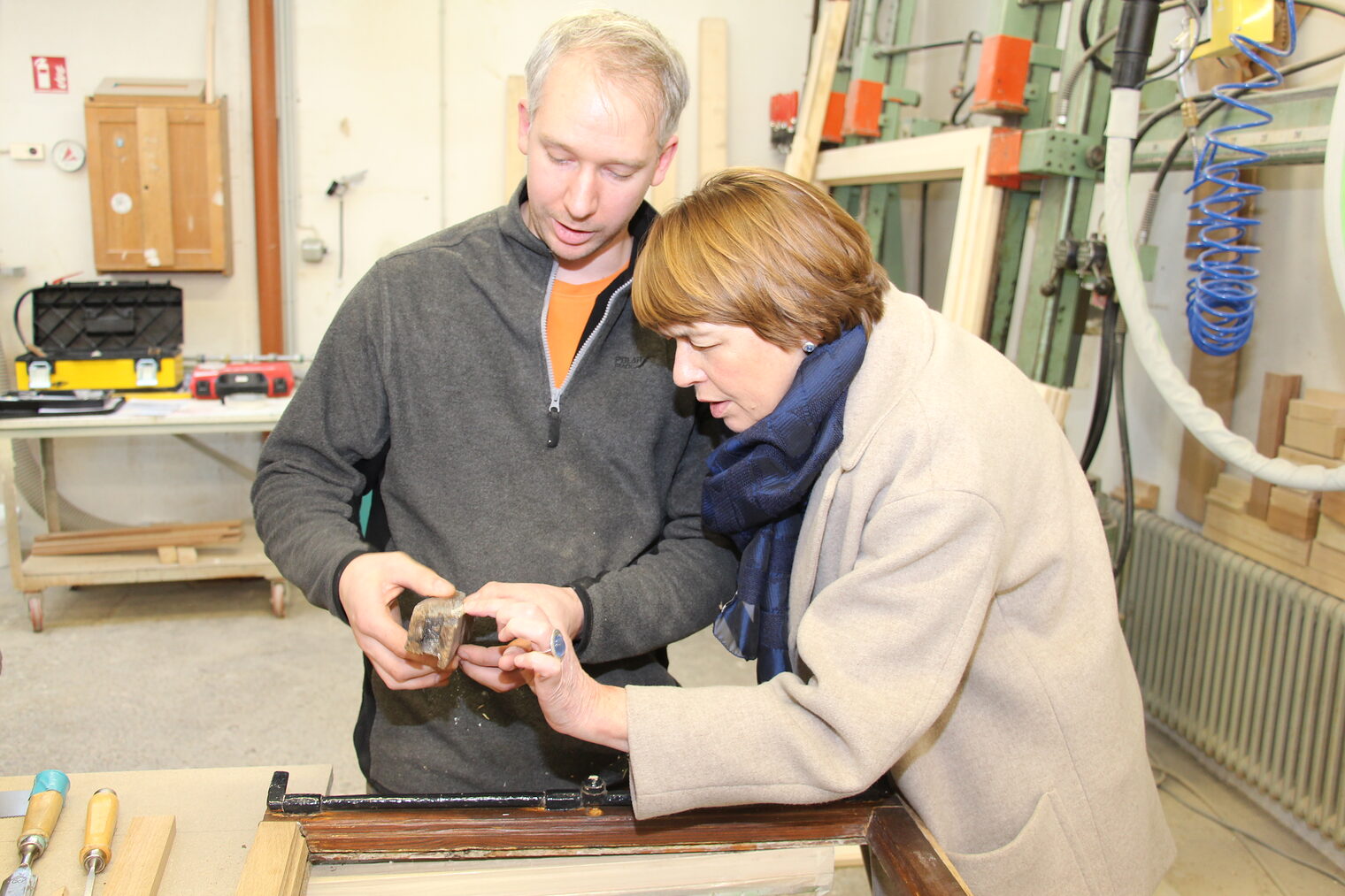 Elke Büdenbender in der Tischlerwerkstatt.