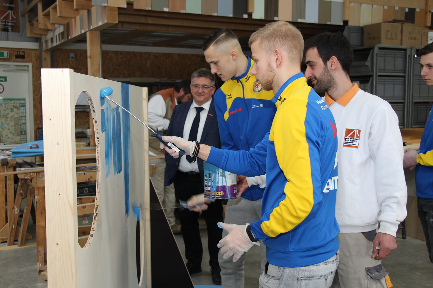 Die Spieler streichen die Torwand an.