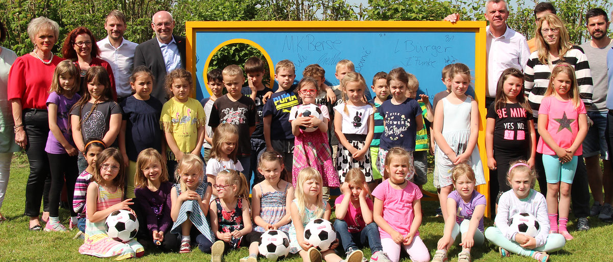 Grundschule Salzgitter-Lesse bekommt Torwand Grundschule Salzgitter-Lesse bekommt Torwand