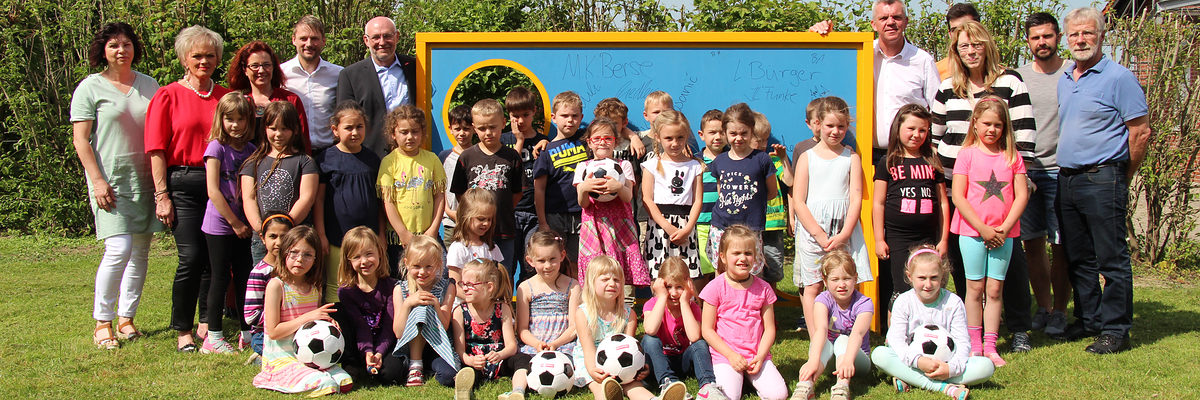 Grundschule Salzgitter-Lesse bekommt Torwand Grundschule Salzgitter-Lesse bekommt Torwand