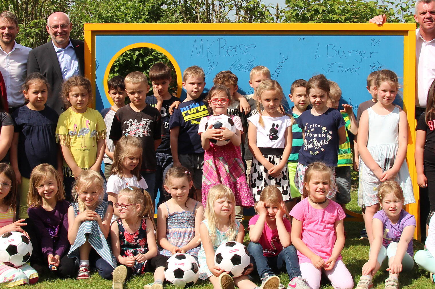 Grundschule Salzgitter-Lesse bekommt Torwand Grundschule Salzgitter-Lesse bekommt Torwand